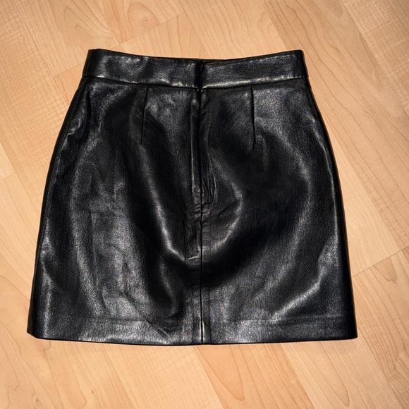 Aritzia Wilfred Patio High-waisted Vegan Leather black mini skirt 00 - Picture 2 of 4